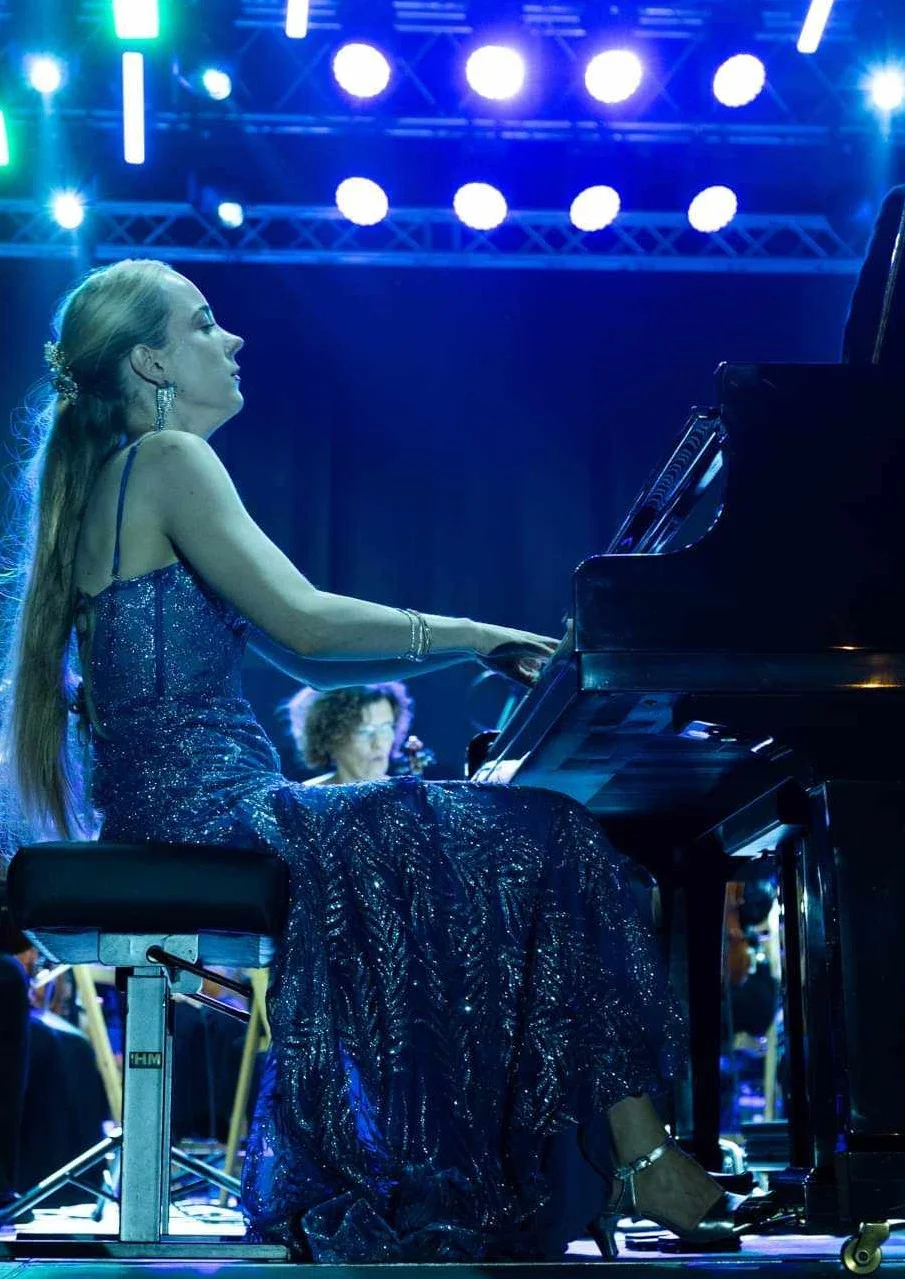 Joanna Sochacka - concert in blue lights